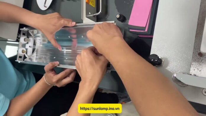 Hướng dẫn khách hàng tự thay bóng đèn Xenon máy Atlas Suntest XLS+