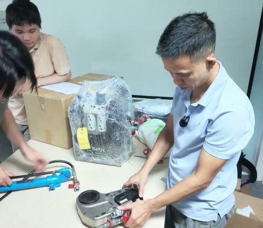 Khui lô hàng thiết bị xiết lực cùng INO team – Khám phá công nghệ đo lường