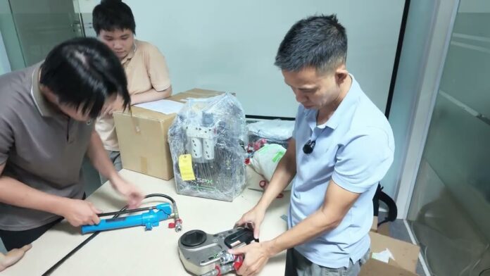 Khui lô hàng thiết bị xiết lực cùng INO team – Khám phá công nghệ đo lường